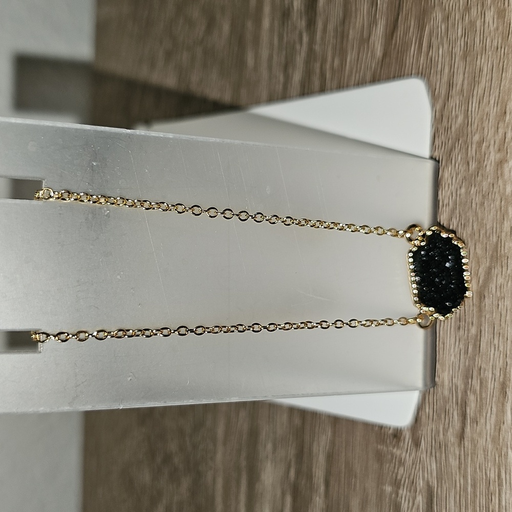 Elegant Gold and Black Pendant Necklace